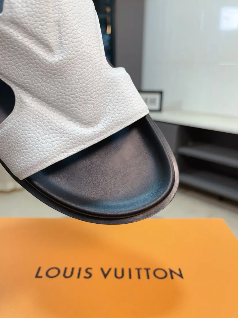 Men's shoes💰300🌹🌹【LV】Multi-color new men's slippers, original top-quality version, original special cowhide with pebbled embossing➕sheepskin on the inner and side, non-slip combination sole, more stable walking, more comfortable and lightweight, high-end and generous, size: 38~44